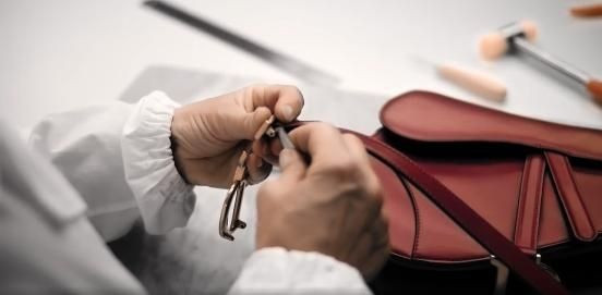 Theo nguồn tin tiết lộ, túi Dior được hoàn thành trong thời gian hơn 1 ngày.