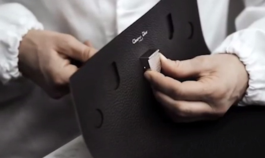 Đục lỗ để làm khóa đóng.