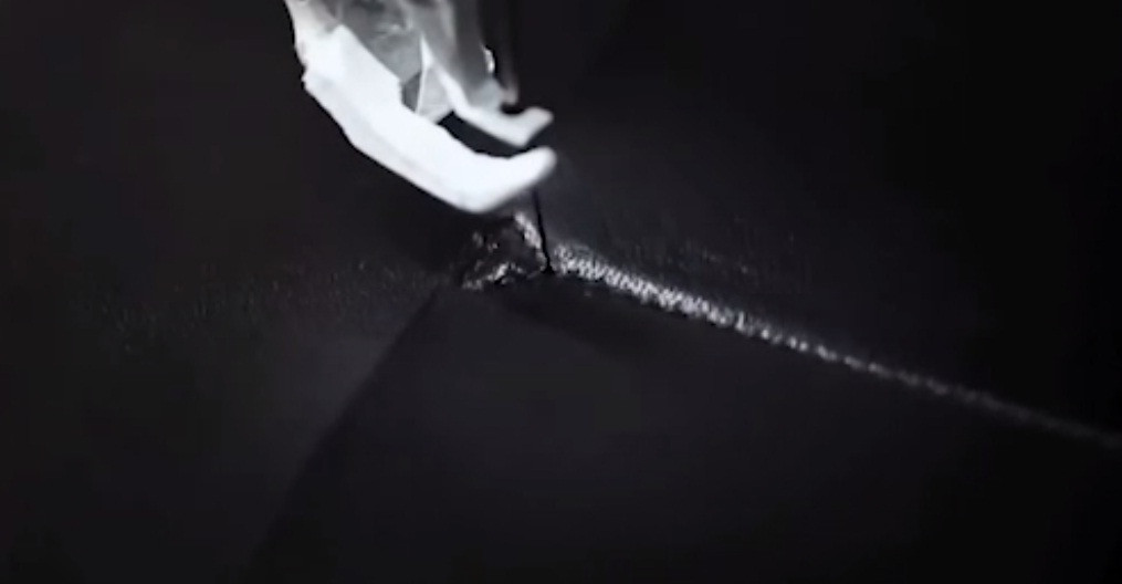 Cắt xong sẽ chuyển sang công đoạn may.