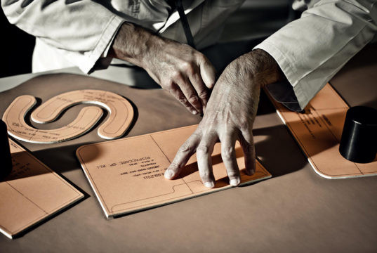 Công đoạn chế tác túi xách của Dior đầu tiên thuộc về các nhà thiết kế với bản vẽ trên giấy.