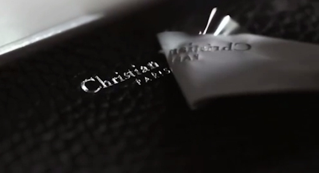 Tiếp theo là phần dập chữ thương hiệu Dior.