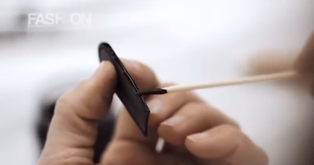 Các công đoạn chế tác túi xách Dior được xem là sự kết hợp hoàn hảo giữa tinh hoa nghệ thuật cắt may da truyền thống kết hợp với họa tiết hình học hiện đại.