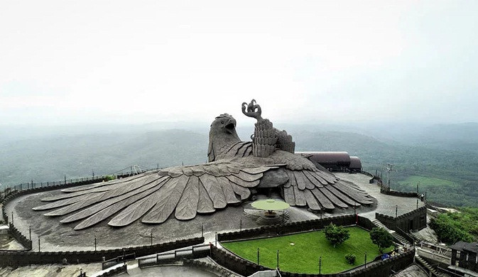 Tác phẩm điêu khắc chim đại bàng dài 61 m, rộng 46 m, cao 21 m và có diện tích sàn lên tới 1.400 m2.