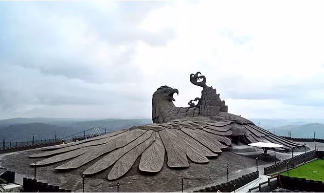 Đôi cánh của chim đại bàng được thiết kế tỉ mỉ.