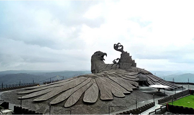 Đôi cánh của chim đại bàng được thiết kế tỉ mỉ.