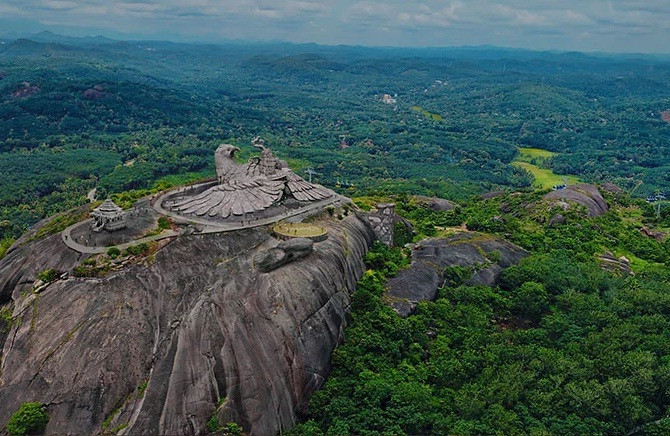 Tượng chim đại bàng nhìn từ trên cao.