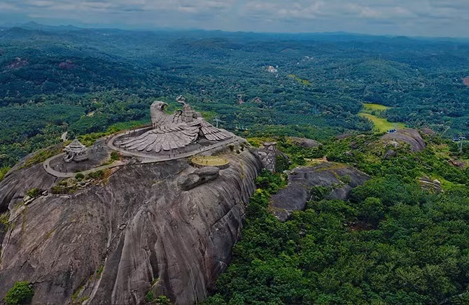 Tượng chim đại bàng nhìn từ trên cao.