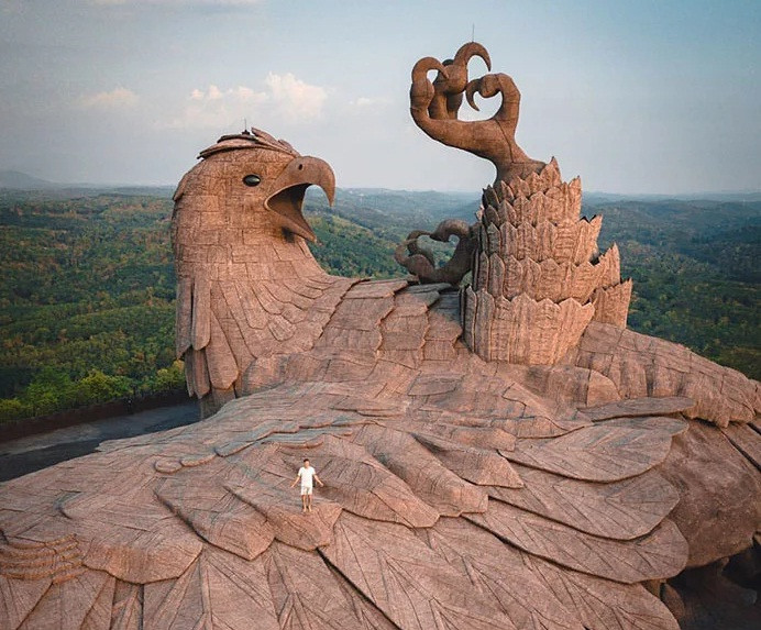 Tượng chim đại bàng khổng lồ này nằm ở độ cao hơn 300m so với mực nước biển trong công viên Jatayu Earth Centre (miền Nam Ấn Độ).