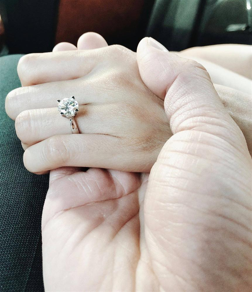 Năm 2018, đại gia Tuấn John đã cầu hôn Lan Khuê bằng chiếc nhẫn kim cương trị giá lên tới 1,2 tỷ đồng, đến từ một thương hiệu trang sức nổi tiếng trên thế giới.