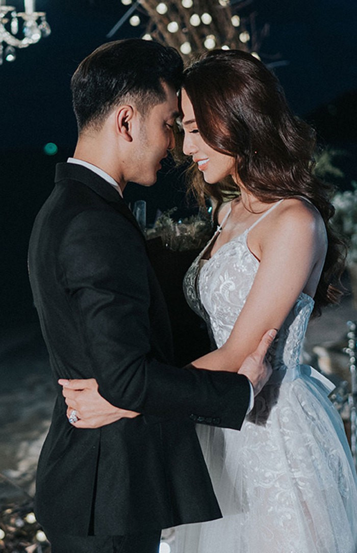 Chiếc nhân cầu hôn mà Ưng Hoàng Phúc dành tặng cho bà xã Kim Cương có giá 60.000 USD (khoảng 1,4 tỷ đồng).