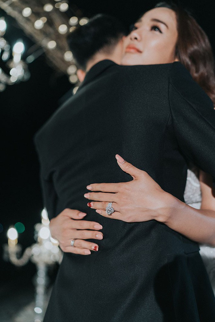 Chiếc nhẫn có đính viên kim cương to nổi bật cộng thêm rất vô vàn những viên kim cương nhỏ đính kết xung quanh.