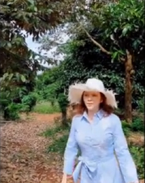 Mới đây, trên trang Facebook cá nhân, Lý Nhã Kỳ khiến khán giả bất ngờ khi khoe đoạn clip về khu vườn trái cây mới mua ở Vũng Tàu.