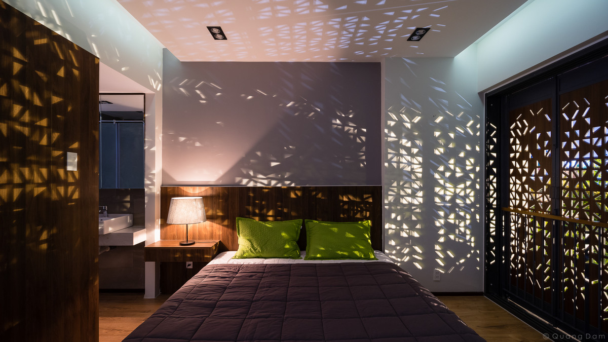 Hoạ tiết hình học biến đổi từ khung cửa sổ khiến căn phòng lung linh hơn.