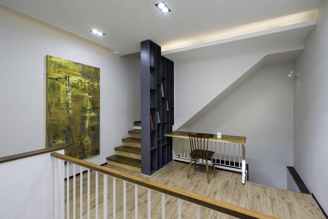 Hành lang kết nối các không gian trên tầng 3 đồng thời là góc học tập và làm việc.