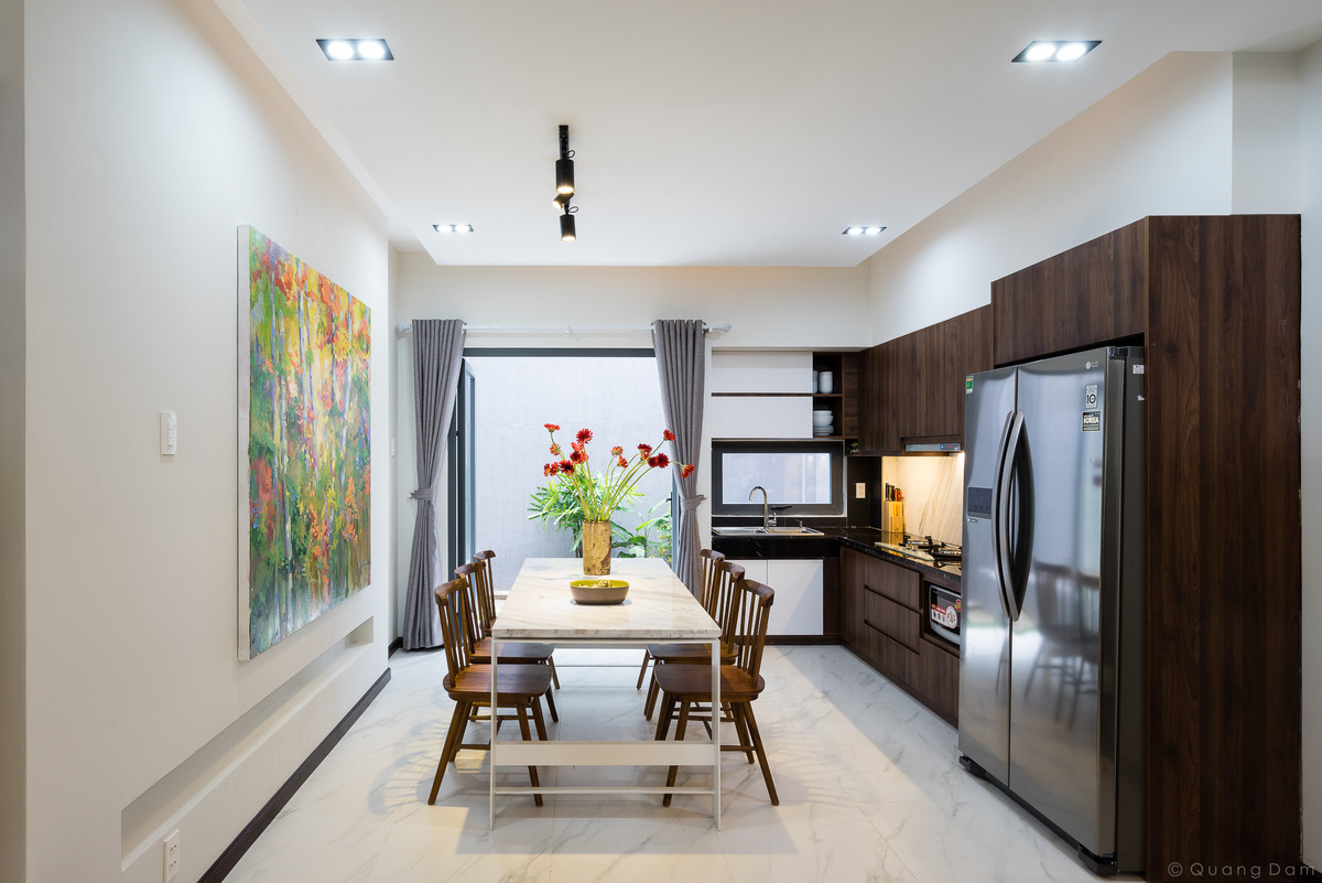 Bàn ăn có tầm nhìn ra khu vườn nhỏ sau nhà.