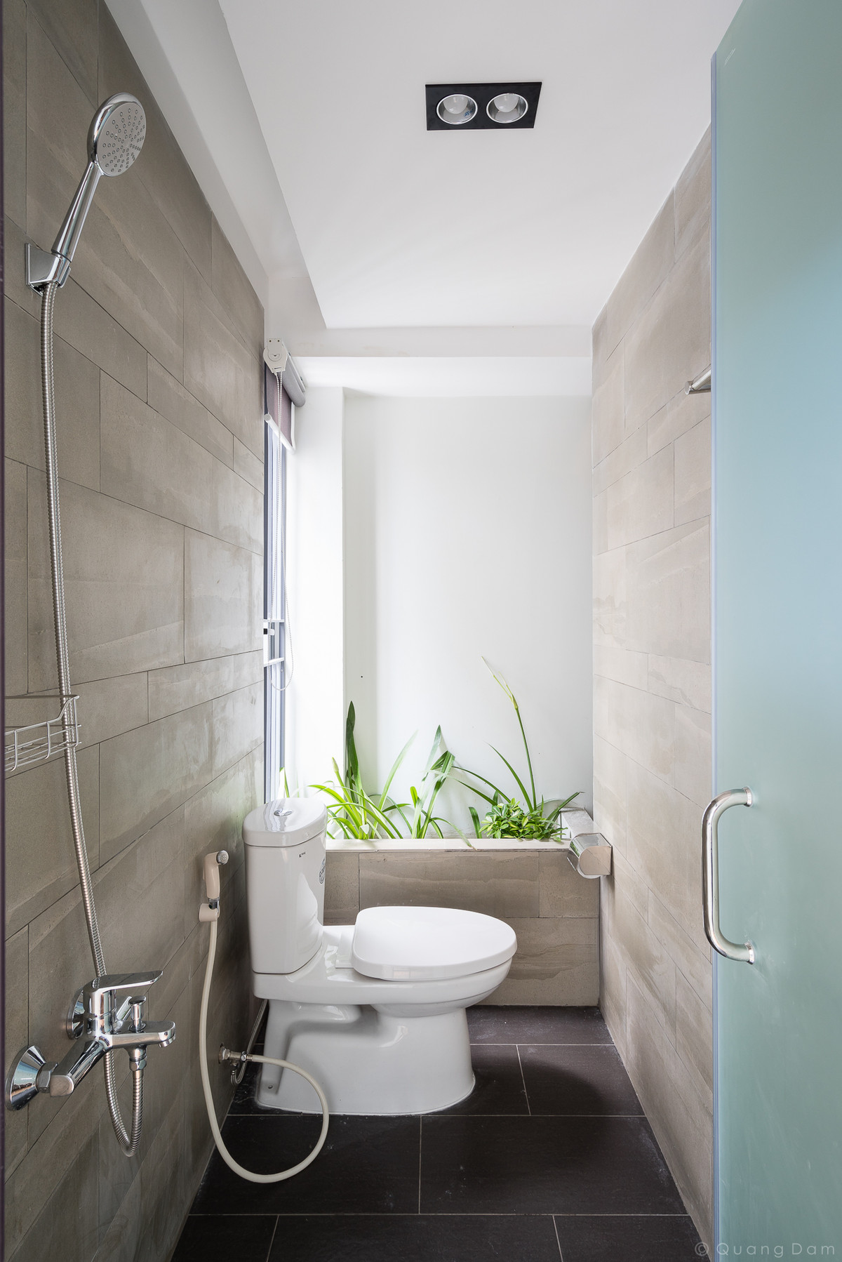 Trong phòng tắm còn có một bồn cây nhỏ. Nguồn ảnh: Quang Dam.
