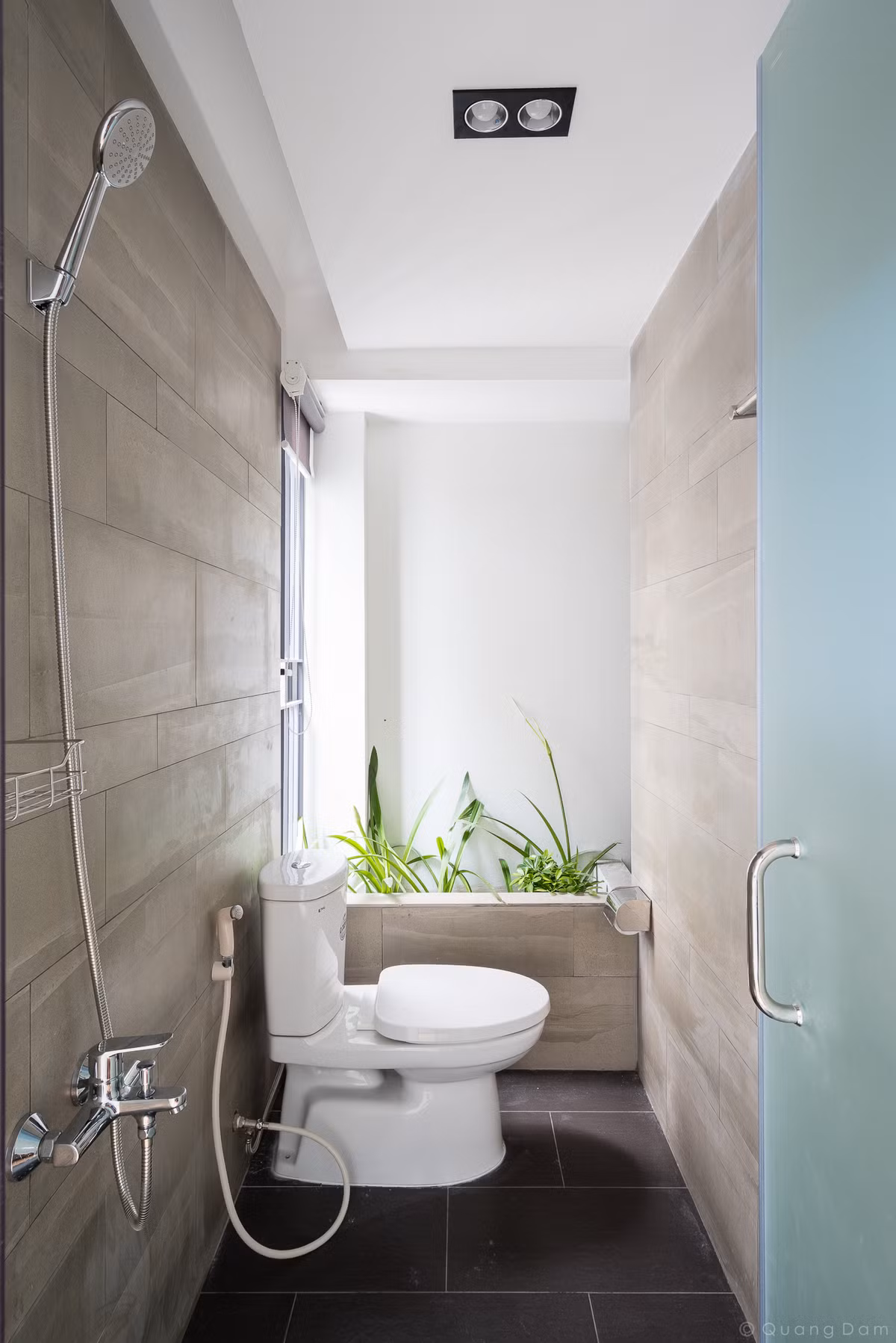 Trong phòng tắm còn có một bồn cây nhỏ. Nguồn ảnh: Quang Dam.