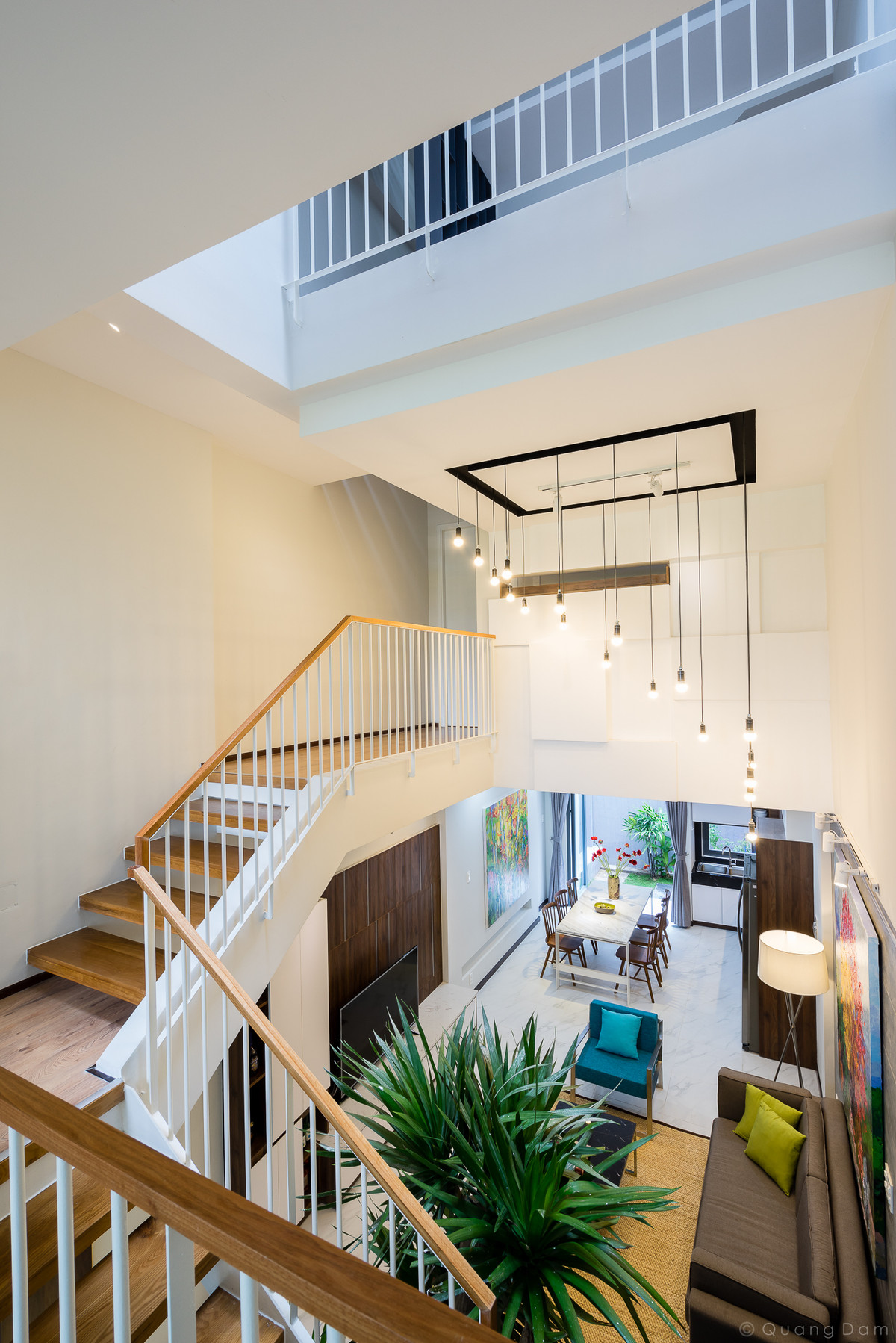 Do mặt bằng tương đối nhỏ lại phải dành diện tích cho gara để xe nên kiến trúc sư chọn giải pháp lệch tầng.