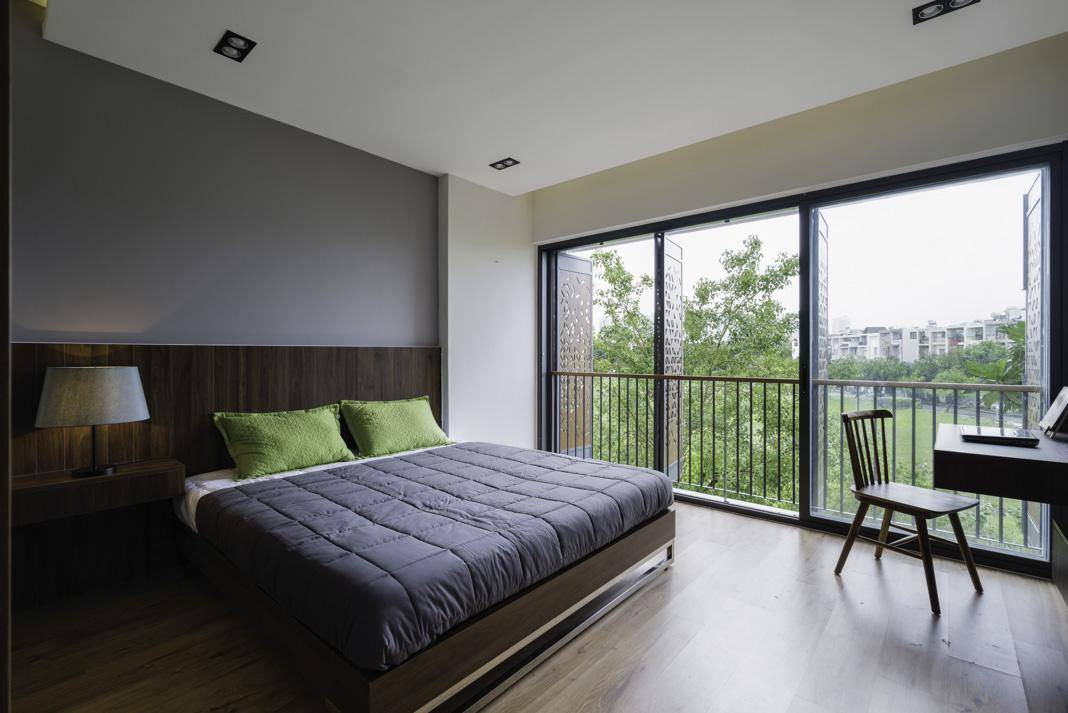 Phòng ngủ chính ở tầng 3 hướng nhìn ra công viên.