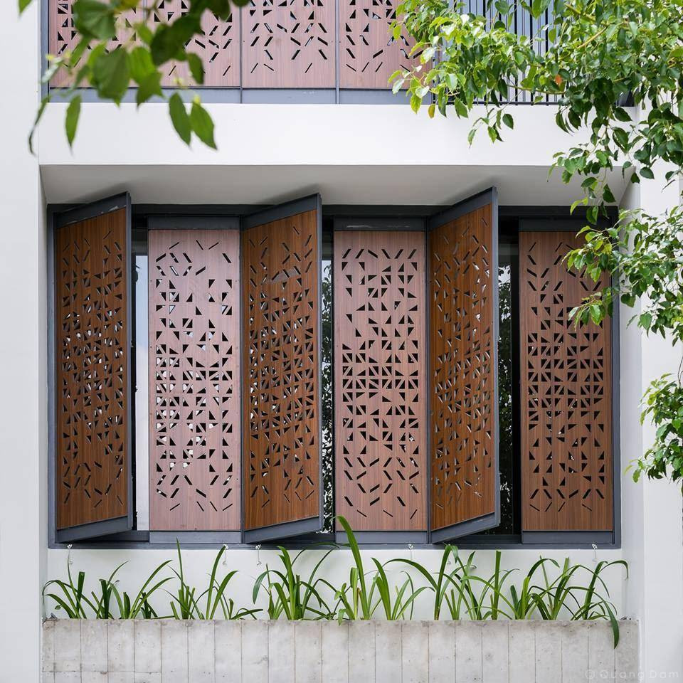 Cách thiết kế này vừa tạo tính thẩm mỹ vừa giảm bớt ánh nắng trực tiếp chiếu vào nhà.