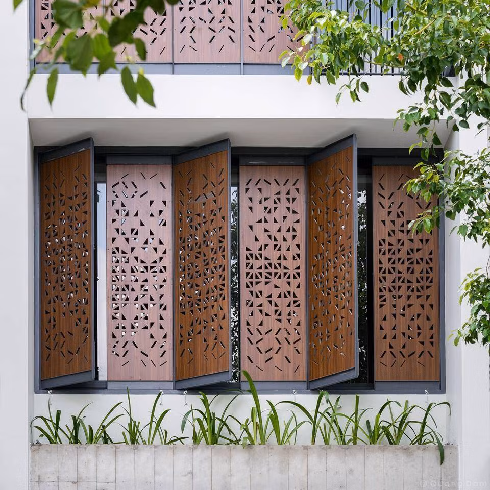 Cách thiết kế này vừa tạo tính thẩm mỹ vừa giảm bớt ánh nắng trực tiếp chiếu vào nhà.