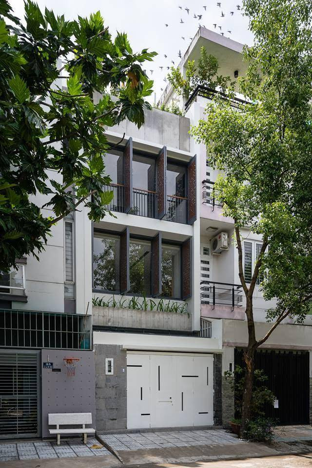 Lớp bên trong là hệ cửa lùa bằng kính, có tác dụng khai thác tối đa hiệu quả yếu tố tự nhiên như chiếu nắng và thông gió.