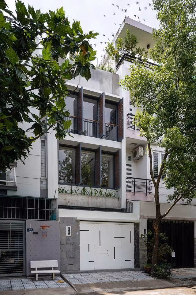 Lớp bên trong là hệ cửa lùa bằng kính, có tác dụng khai thác tối đa hiệu quả yếu tố tự nhiên như chiếu nắng và thông gió.