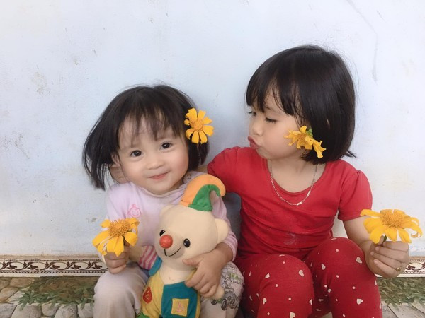 Nhưng khi chụp ảnh, cô bạn nhỏ này chỉ hay cười mỉm hoặc chu mỏ dễ thương. Ảnh Tường Vy