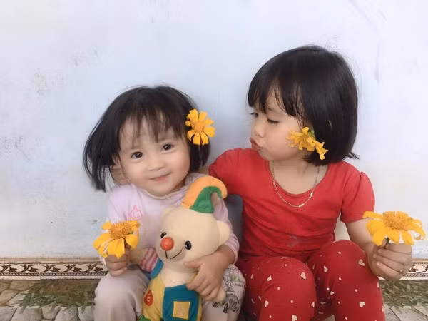 Nhưng khi chụp ảnh, cô bạn nhỏ này chỉ hay cười mỉm hoặc chu mỏ dễ thương. Ảnh Tường Vy