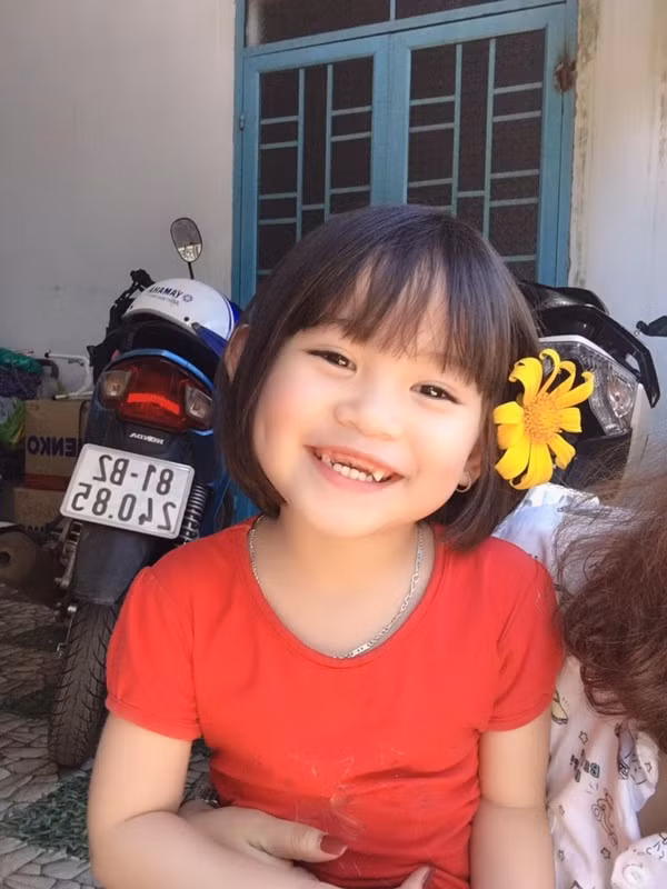 Tuy nhiên, khi bắt được khoảnh khắc cô bé này cười thì mọi người đều giật mình. Ảnh: Tường Vy