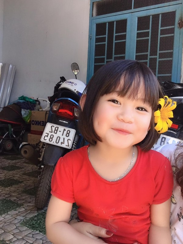 Với mái tóc ngắn cài hoa, cô bé lại càng thêm xinh xắn. Ảnh: Tường Vy