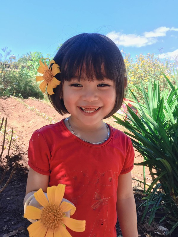 Dù vậy, cư dân mạng vẫn không khỏi rung rinh trước nét hồn nhiên, đáng yêu của cô bé. Ảnh: Tường Vy