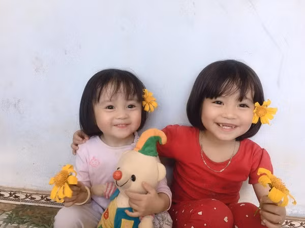 Tuy nhiên, cho đến bức ảnh cuối cùng bắt được nụ cười xinh xắn thì mọi người được một phen giật mình vì cô bé này… mất tiêu mấy cái răng do đang trong thời kì thay răng sữa.