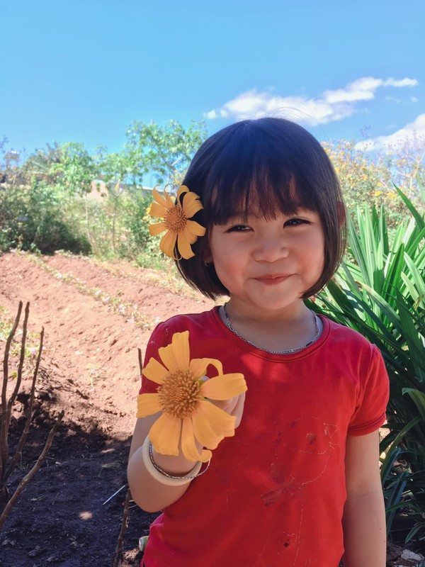 Khi cười mỉm, cô bé này còn có cả má lúm xinh xắn. Ảnh: Tường Vy