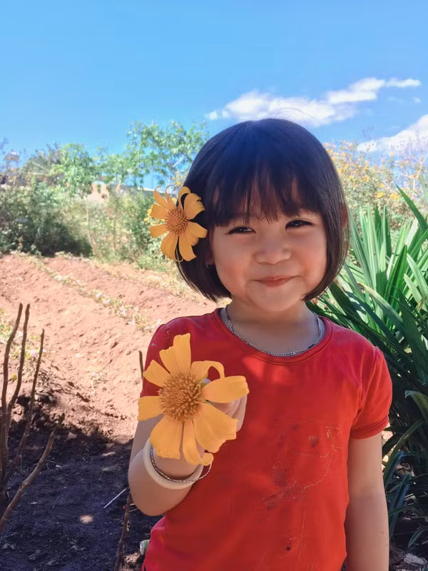 Khi cười mỉm, cô bé này còn có cả má lúm xinh xắn. Ảnh: Tường Vy