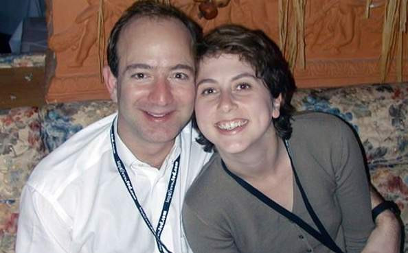 MacKenzie (tên đầy đủ là MacKenzie S. T Ink) sinh năm 1970 tại San Francisco (California, Mỹ) trong gia đình có cha làm trong ngành tài chính. Ảnh: Woman.