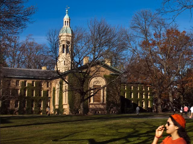 Trong thời gian học đại học, MacKenzie từng làm nhiều công việc như rửa chén, phục vụ bàn, nhân viên bán hàng quần áo, nhân viên nhà hàng, giám sát thư viện, nhân viên nhập dữ liệu, gia sư và trợ lý nghiên cứu cho Toni Morrison. Ảnh: Zimbio.