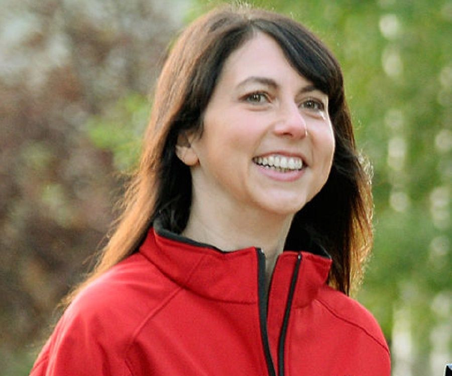 Năm 2014, MacKenzie thành lập tổ chức chống nạn bắt nạt Bystander Revolution. Trang web của tổ chức có sự tham gia của những người nổi tiếng, sinh viên, chuyên gia nói về trải nghiệm cá nhân của họ khi bị bắt nạt. Ảnh: Famous People.