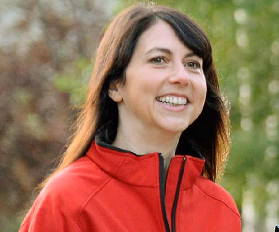 Năm 2014, MacKenzie thành lập tổ chức chống nạn bắt nạt Bystander Revolution. Trang web của tổ chức có sự tham gia của những người nổi tiếng, sinh viên, chuyên gia nói về trải nghiệm cá nhân của họ khi bị bắt nạt. Ảnh: Famous People.