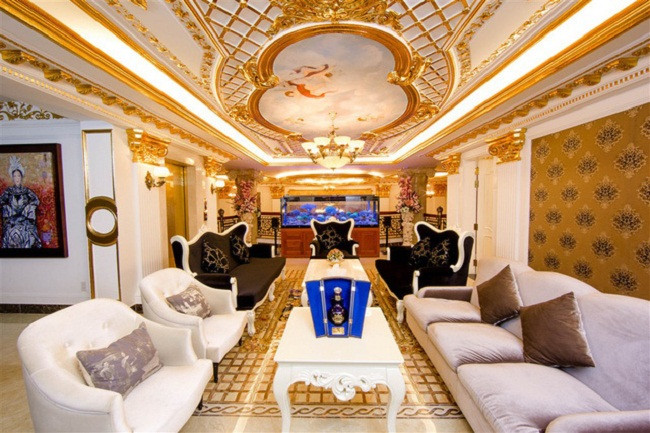 Theo đó, mảnh đất để xây biệt thự này rộng 600m2, có giá lên tới gần 2 triệu USD (khoảng 45 tỉ đồng). Nhìn bề ngoài, căn biệt thự này trông không khác gì toà lâu đài của hoàng gia thời xưa.