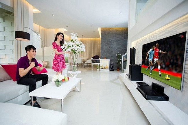 Hai vợ chồng Thủy Tiên - Công Vinh hiện đang sống cùng con gái tại một biệt thự rộng 300 m2 tại ven sông ở Quận 7, TP.HCM. Nội thất bên trong ấn tượng với gam màu trắng chủ đạo. Một nguồn tin cho biết, với những trang thiết bị nội thất sang trọng và xa hoa thế này, Thủy Tiên và ông xã phải chi tối thiểu là 7-8 tỷ đồng.