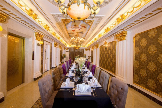 Lý Nhã Kỳ chọn tông màu trắng kết hợp màu vàng làm chủ đạo tạo cảm giác không gian thoáng đãng, quyền quý hơn.