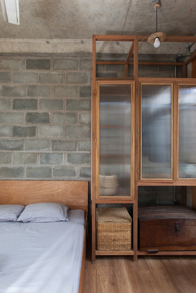 Phía sau là các không gian riêng tư như phòng ngủ khép kín của các gia đình nhỏ. Nguồn ảnh: Archdaily.