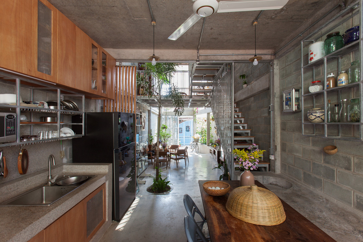 Không gian sinh hoạt chung của gia đình bao gồm phòng khách, bếp... được bố trí ở chính giữa nhà.