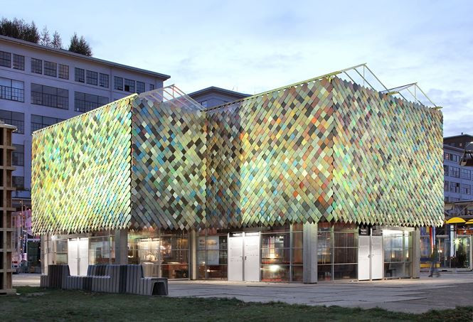 Nhựa này được chế biến từ các đồ bỏ đi như chai gội đầu, thau, chậu nhựa…