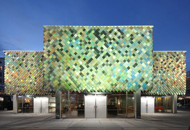 Nhà bằng vật liệu tái chế đa sắc màu do được lấy cảm hứng từ Công trình Yard ở London, Anh.