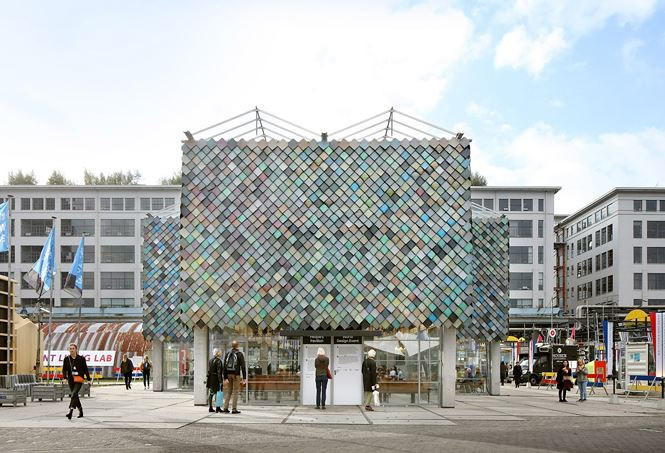 Mặt tiền tòa nhà rực rỡ sắc màu.