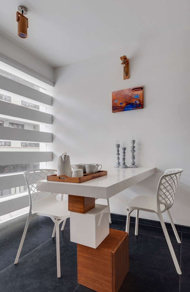 Giải pháp được đưa ra là thiết kế mặt tiền vừa kín, vừa hở.