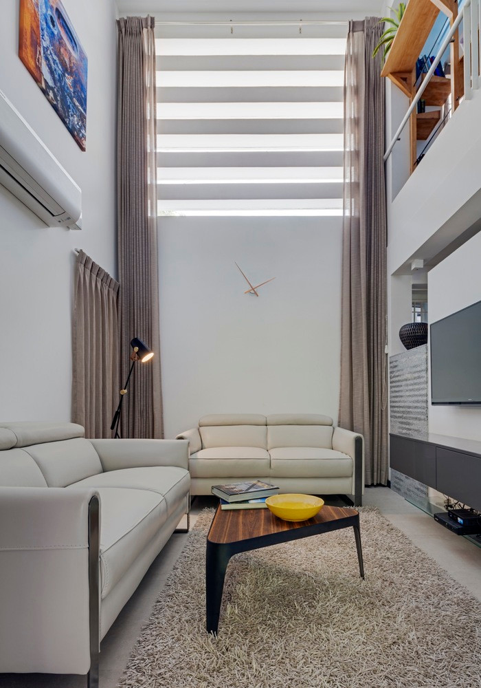 Phòng khách nhỏ nhưng thoáng đãng.