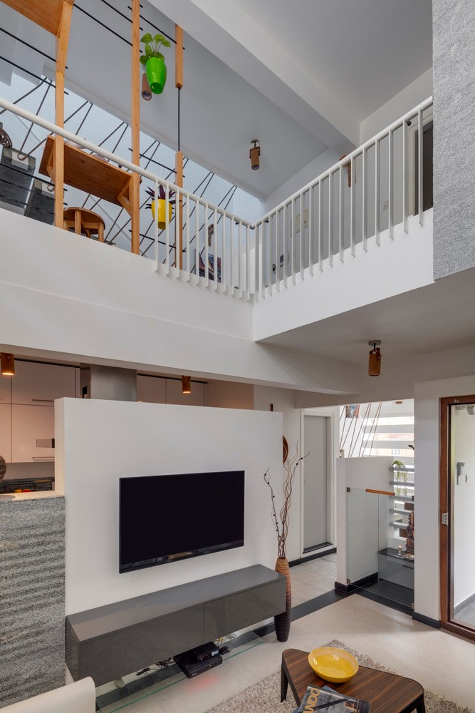 Giữa cái nắng oi ả của mùa hè, nhiệt độ tại khu vực từng chạm mốc 50 độ C khiến kiến trúc sư phải tính toán làm sao để tránh nắng và ồn từ bên ngoài nhưng vẫn đảm bảo thông thoáng bên trong.